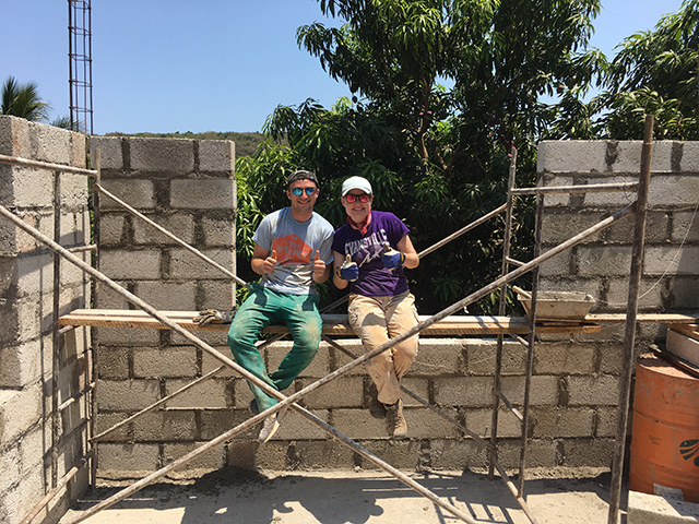 Mexico builders on scaffolding