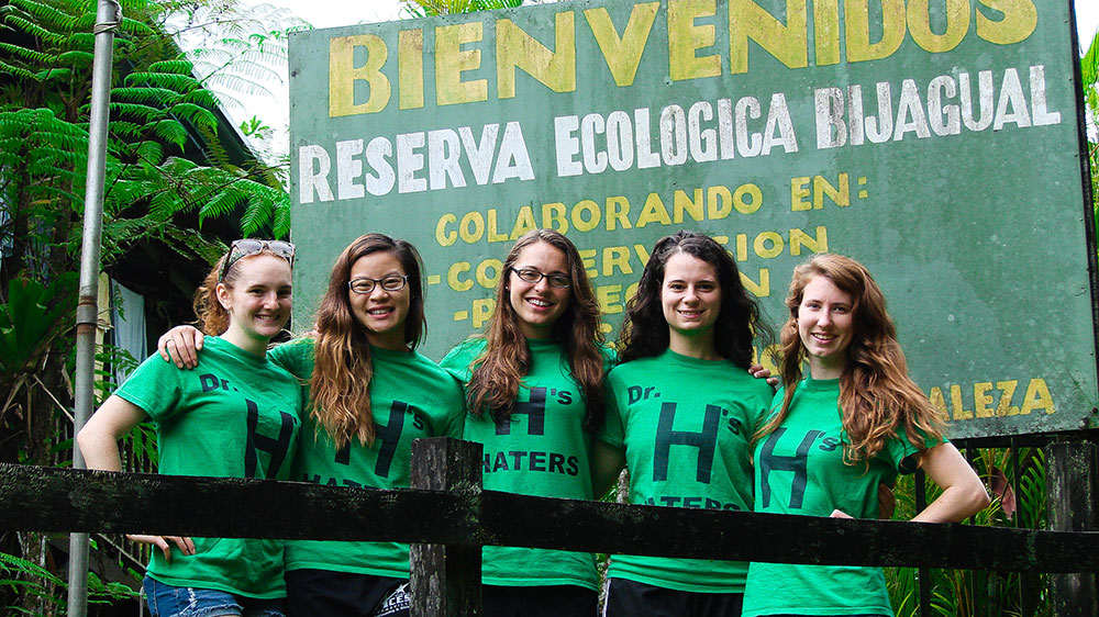 Biology students in Costa Rica