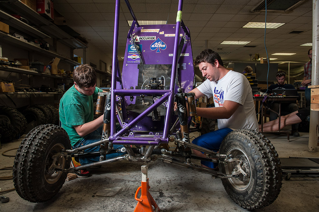 Students work on engineering project