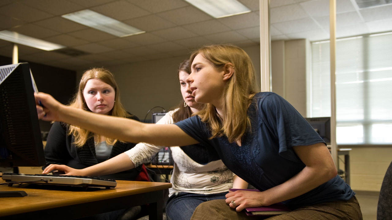 Psychology students sharing a computer