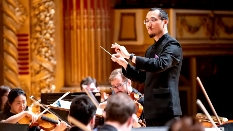 Chun-Ming Chen conducting