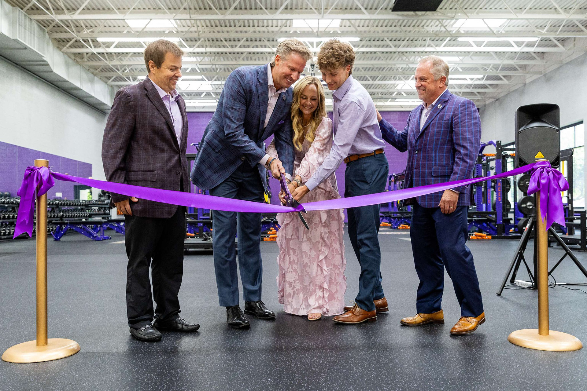Begle Family, Dr. Siegfried, and President Pietruszkiewicz cutting the ribbon
