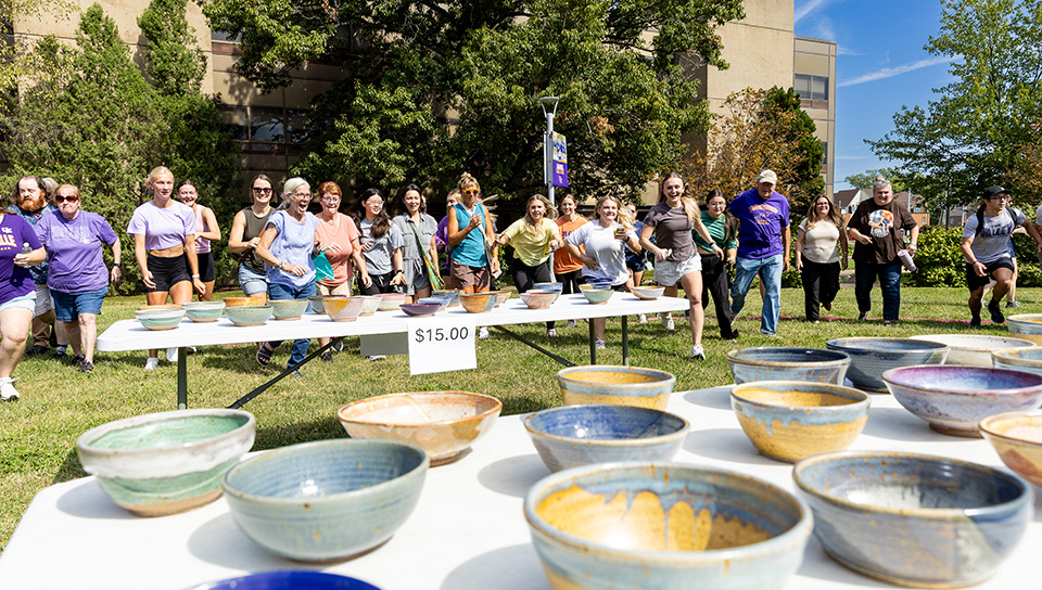 People running to get chili bowls