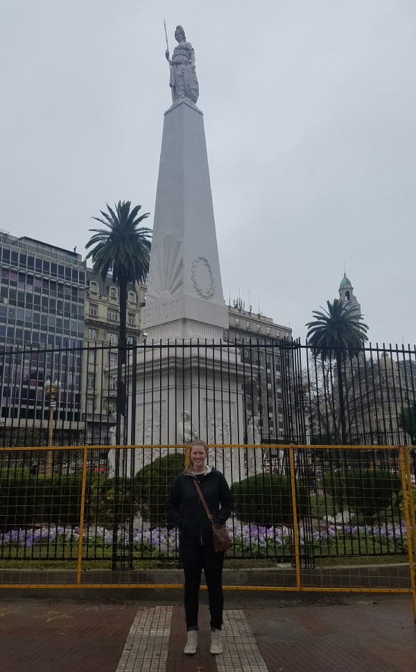 Elizabeth standing in front of the La Plaza de Mayo.